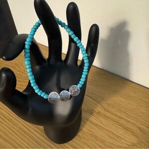 Glass Elastic Beaded Bracelet Antique Silver Plated Carved Lental Green & Silver